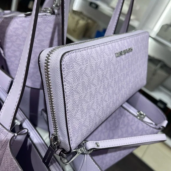 MICHAEL KORS Jet Set Lg Signatu Logo Continental Wallet Wristlet Phone
Lt Quartz - Picture 2 of 16